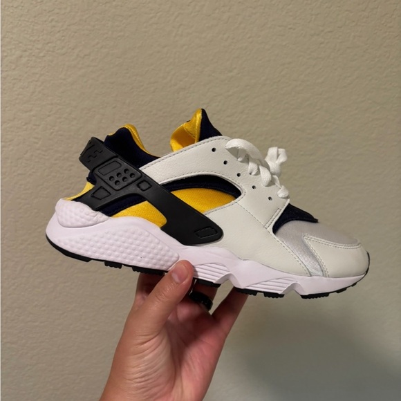Nike Other - Nike huarache yellow and white